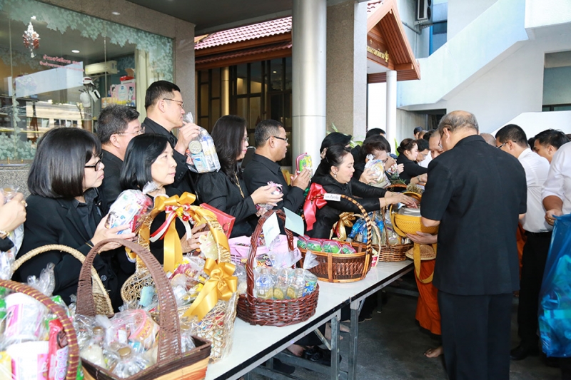 ร่วมทำบุญตักบาตรข้าวสารอาหารแห้ง