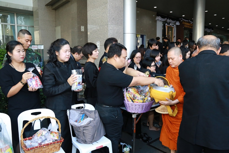 ร่วมทำบุญตักบาตรข้าวสารอาหารแห้ง