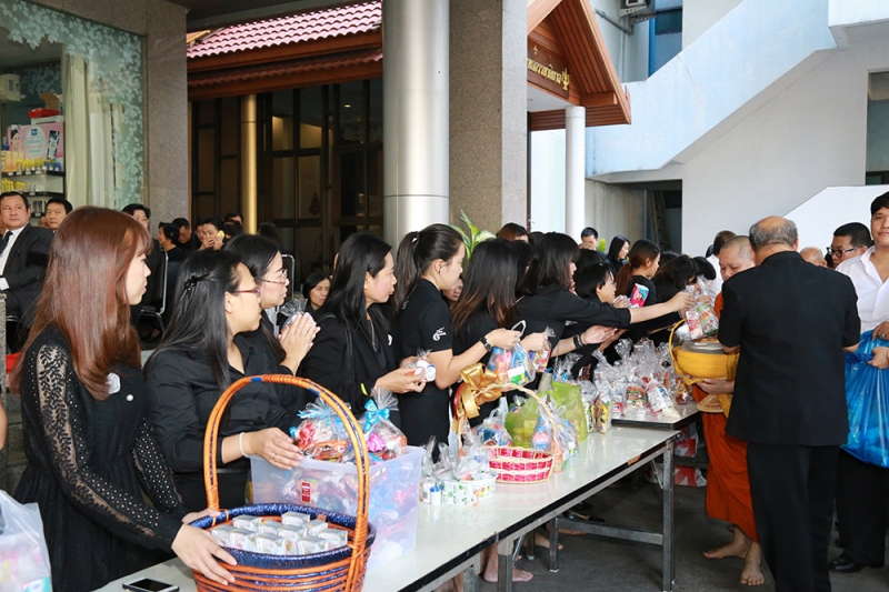 ร่วมทำบุญตักบาตรข้าวสารอาหารแห้ง