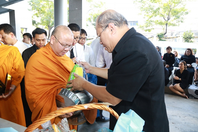 ร่วมทำบุญตักบาตรข้าวสารอาหารแห้ง