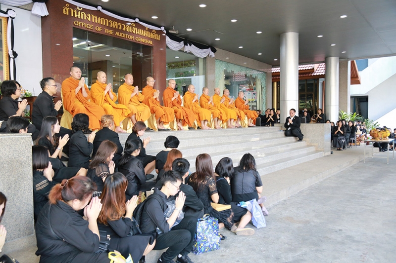 ร่วมทำบุญตักบาตรข้าวสารอาหารแห้ง
