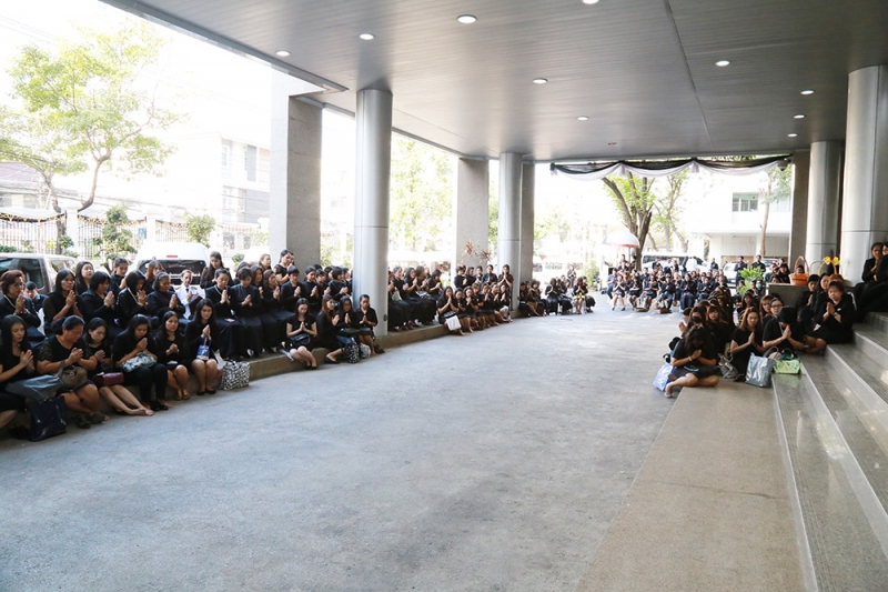 ร่วมทำบุญตักบาตรข้าวสารอาหารแห้ง