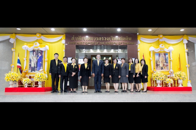 มูลนิธิส่งเสริมกิจการเยาวชนในชุมชนแออัด ในพระราชูปถัมภ์สมเด็จพระบรมโอรสาธิราชฯ สยามมกุฎราชกุมาร  รับมอบอุปกรณ์กีฬาสำหรับเด็ก จาก