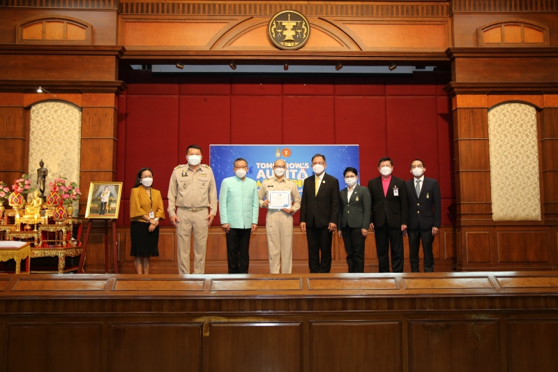 พิธีมอบรางวัลพร้อมเกียรติบัตร The 