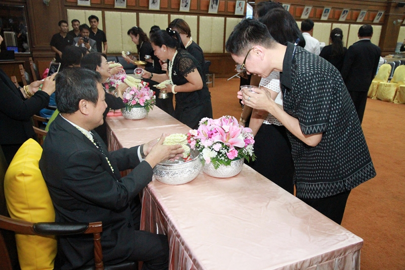 พิธีสรงน้ำพระและรดน้ำขอพร