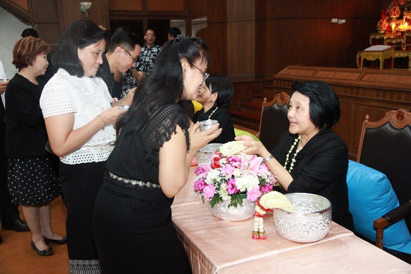 พิธีสรงน้ำพระและรดน้ำขอพร