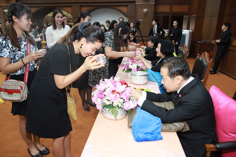 พิธีสรงน้ำพระและรดน้ำขอพร