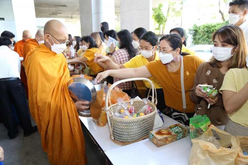  พิธีทำบุญตักบาตรข้าวสารอาหารแห้ง คณะสงฆ์จากวัดราชคฤห์วรวิหาร พระอารามหลวง เพื่อน้อมอุทิศถวายเป็นพระราชกุศลแด่ พระบาทสมเด็จพระบร