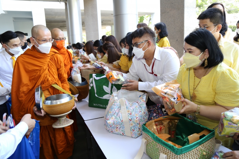  พิธีทำบุญตักบาตรข้าวสารอาหารแห้ง คณะสงฆ์จากวัดราชคฤห์วรวิหาร พระอารามหลวง เพื่อน้อมอุทิศถวายเป็นพระราชกุศลแด่ พระบาทสมเด็จพระบร