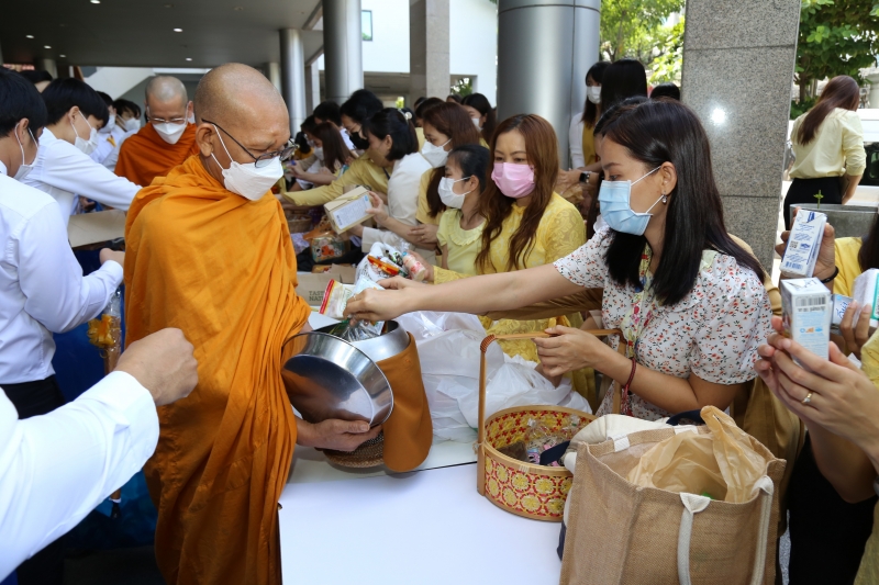  พิธีทำบุญตักบาตรข้าวสารอาหารแห้ง คณะสงฆ์จากวัดราชคฤห์วรวิหาร พระอารามหลวง เพื่อน้อมอุทิศถวายเป็นพระราชกุศลแด่ พระบาทสมเด็จพระบร