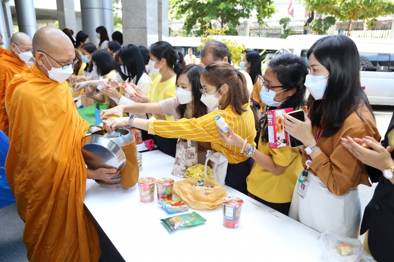  พิธีทำบุญตักบาตรข้าวสารอาหารแห้ง คณะสงฆ์จากวัดราชคฤห์วรวิหาร พระอารามหลวง เพื่อน้อมอุทิศถวายเป็นพระราชกุศลแด่ พระบาทสมเด็จพระบร