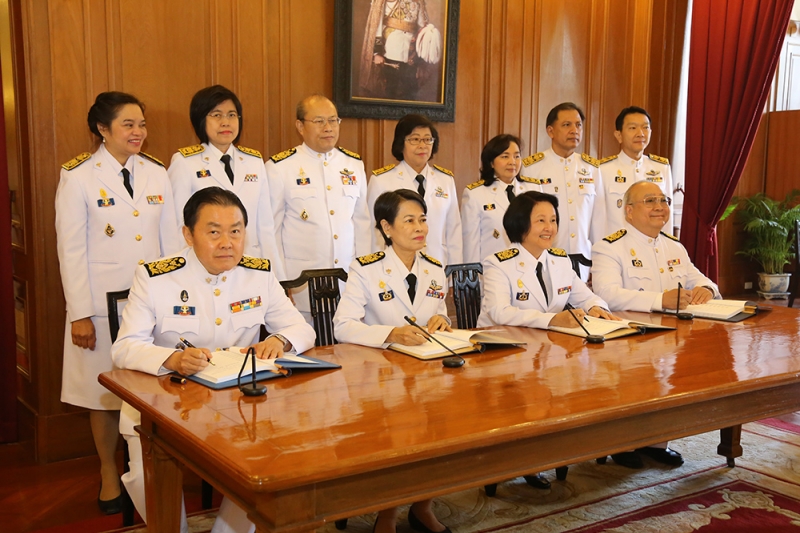 ร่วมลงนามถวายพระพรพระบาทสมเด็จพระเจ้าอยู่หัว