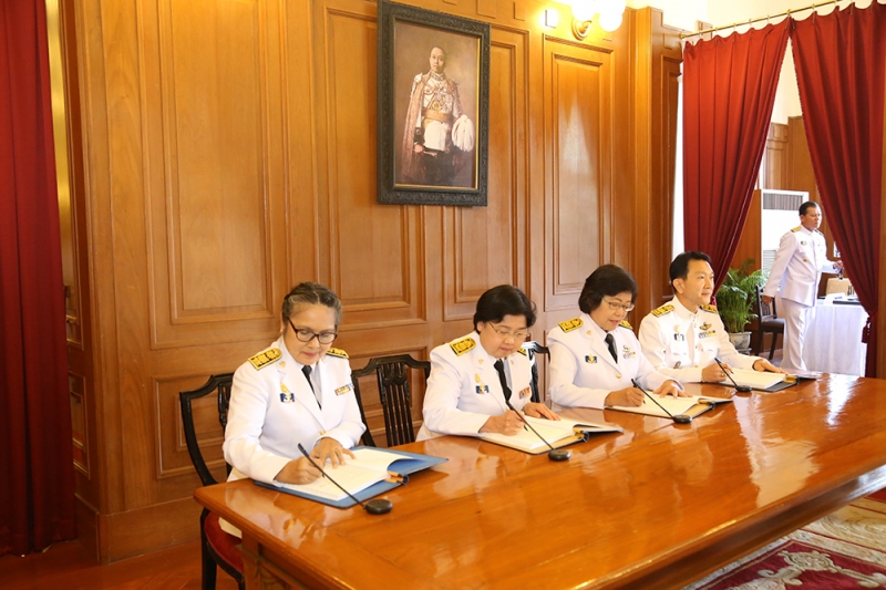 ร่วมลงนามถวายพระพรพระบาทสมเด็จพระเจ้าอยู่หัว