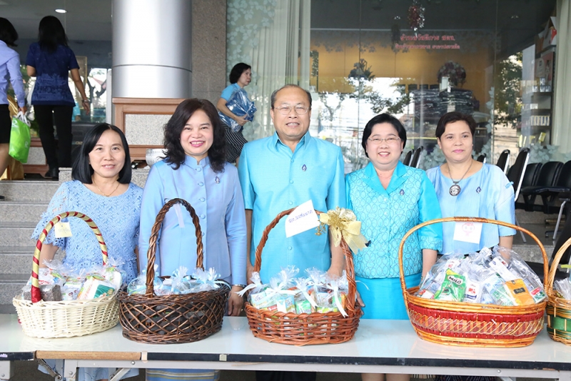 ทำบุญตักบาตรเนื่องในโอกาส 12 สิงหามหาราชินี