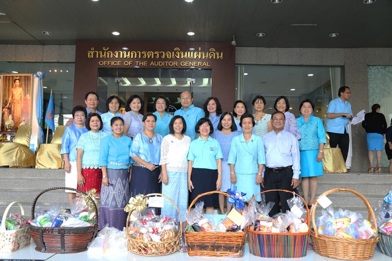 ทำบุญตักบาตรเนื่องในโอกาส 12 สิงหามหาราชินี