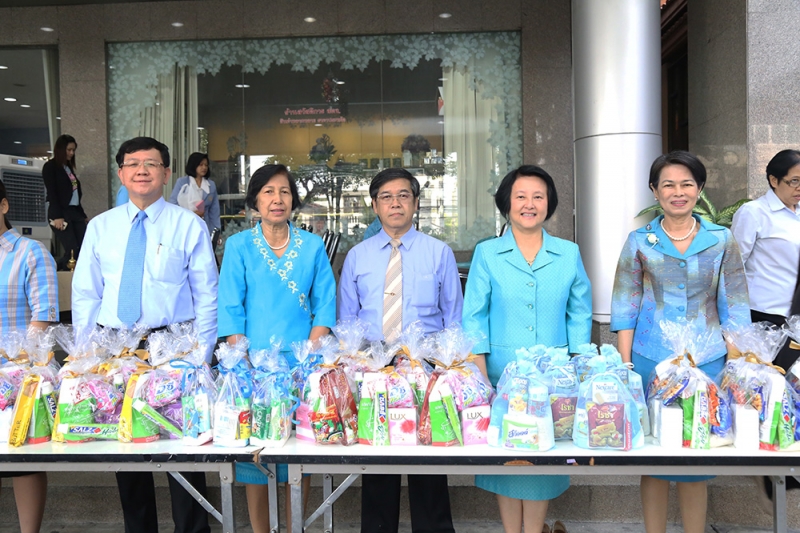 ทำบุญตักบาตรเนื่องในโอกาส 12 สิงหามหาราชินี