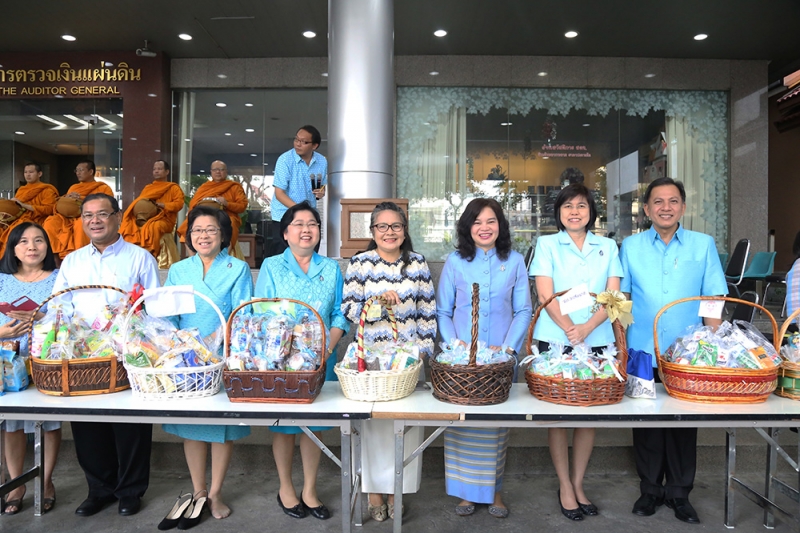ทำบุญตักบาตรเนื่องในโอกาส 12 สิงหามหาราชินี