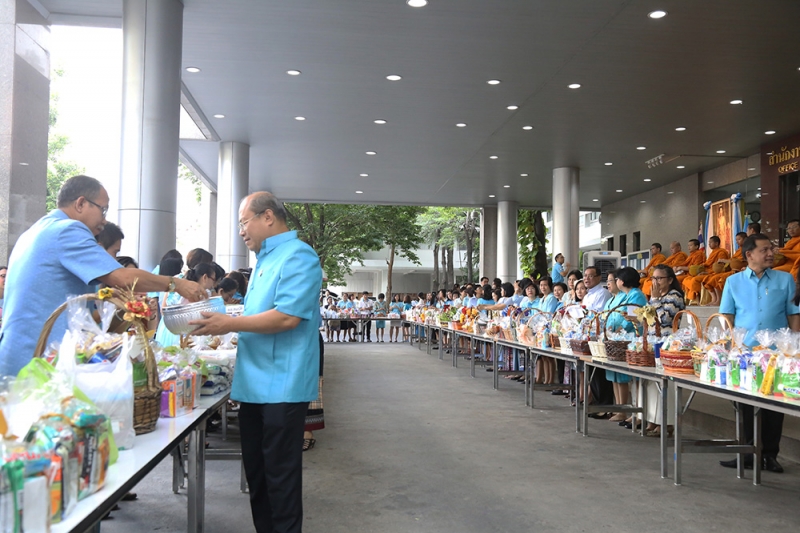 ทำบุญตักบาตรเนื่องในโอกาส 12 สิงหามหาราชินี