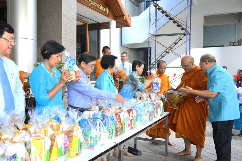 ทำบุญตักบาตรเนื่องในโอกาส 12 สิงหามหาราชินี