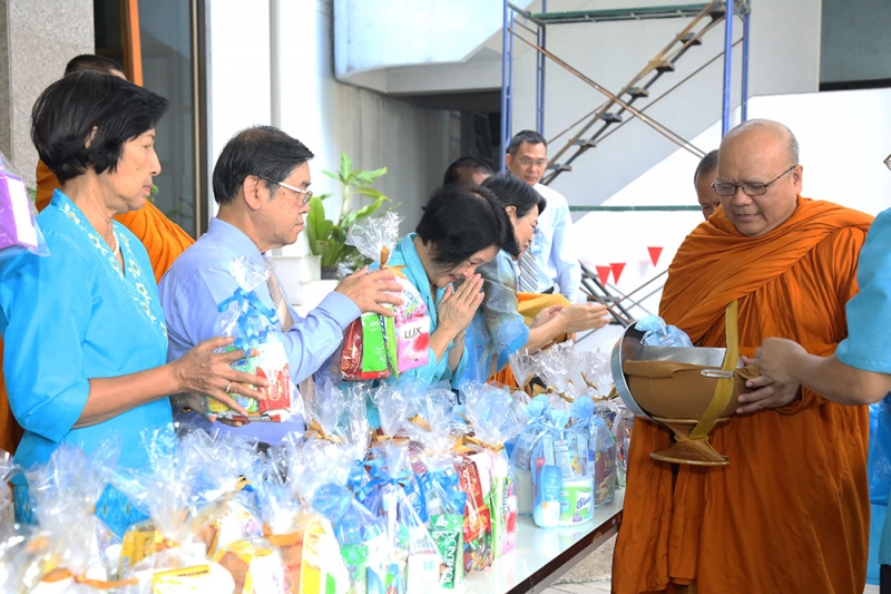 ทำบุญตักบาตรเนื่องในโอกาส 12 สิงหามหาราชินี
