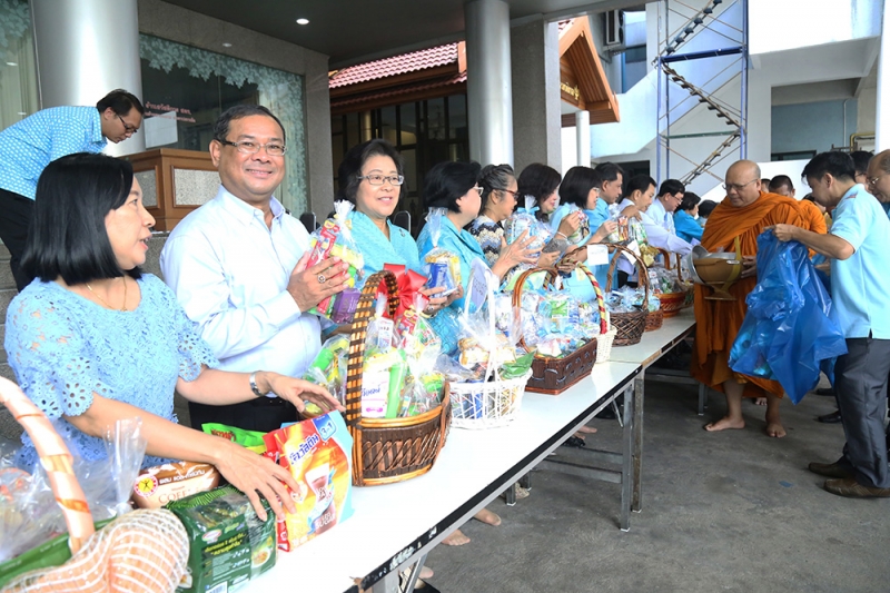 ทำบุญตักบาตรเนื่องในโอกาส 12 สิงหามหาราชินี