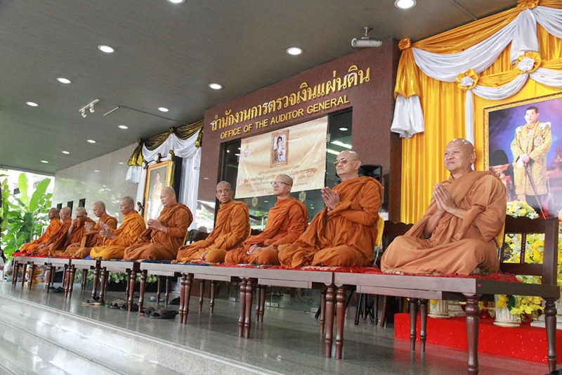 ทำบุญตักบาตรข้าวสารอาหารแห้ง และถวายปัจจัย