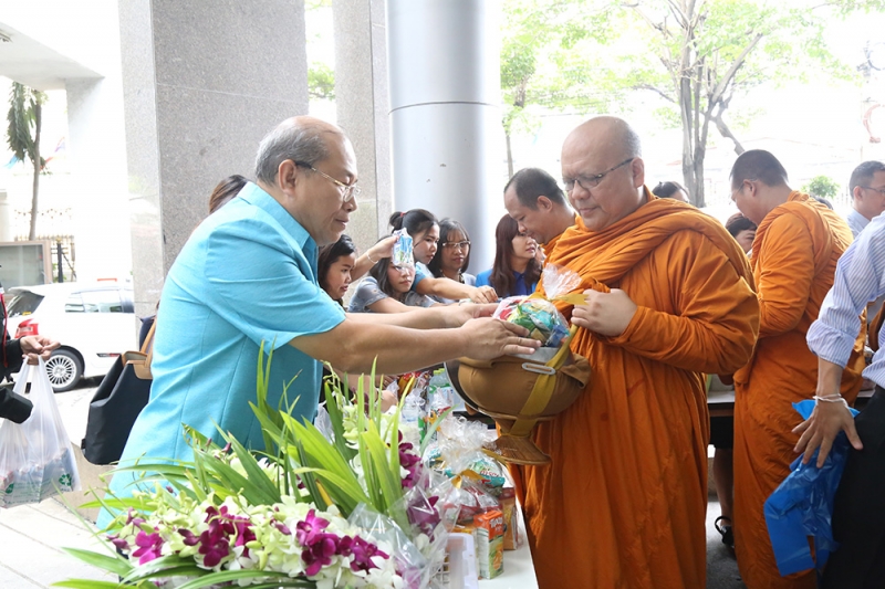 ทำบุญตักบาตรเนื่องในโอกาส 12 สิงหามหาราชินี
