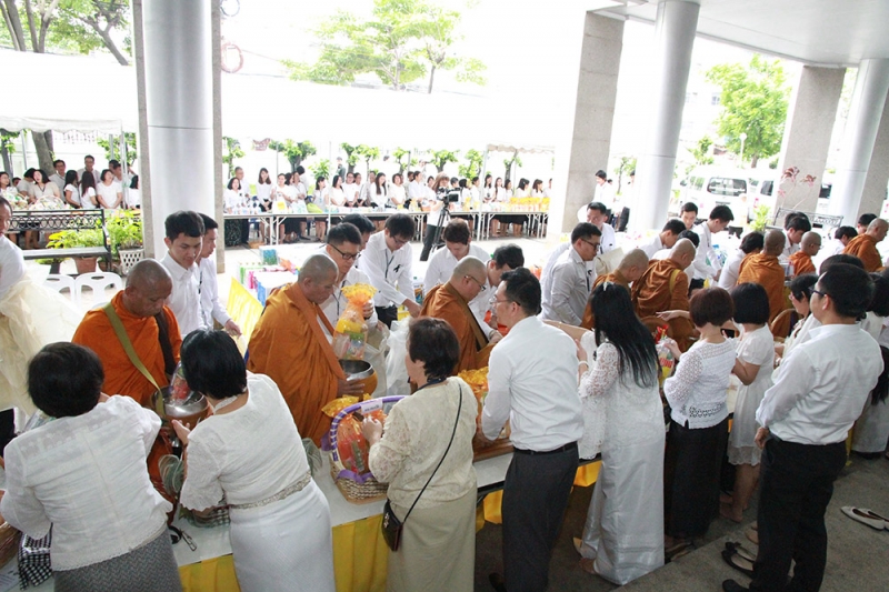 ทำบุญตักบาตรข้าวสารอาหารแห้ง และถวายปัจจัย