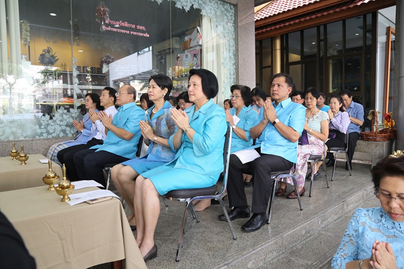 ทำบุญตักบาตรเนื่องในโอกาส 12 สิงหามหาราชินี