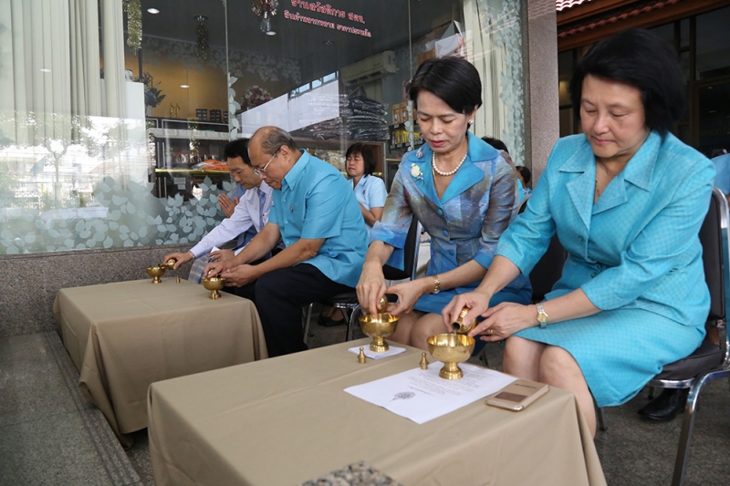 ทำบุญตักบาตรเนื่องในโอกาส 12 สิงหามหาราชินี
