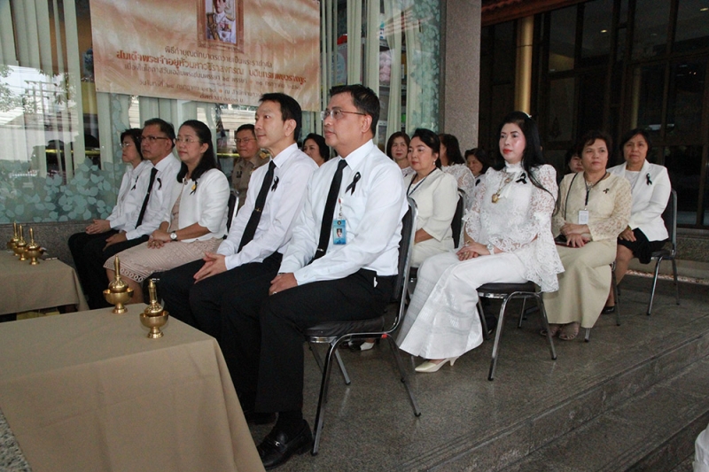 ทำบุญตักบาตรข้าวสารอาหารแห้ง และถวายปัจจัย