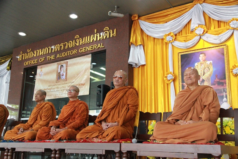 ทำบุญตักบาตรข้าวสารอาหารแห้ง และถวายปัจจัย