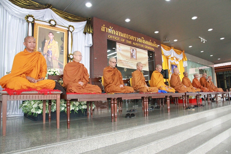 ทำบุญตักบาตรข้าวสารอาหารแห้ง และถวายปัจจัย