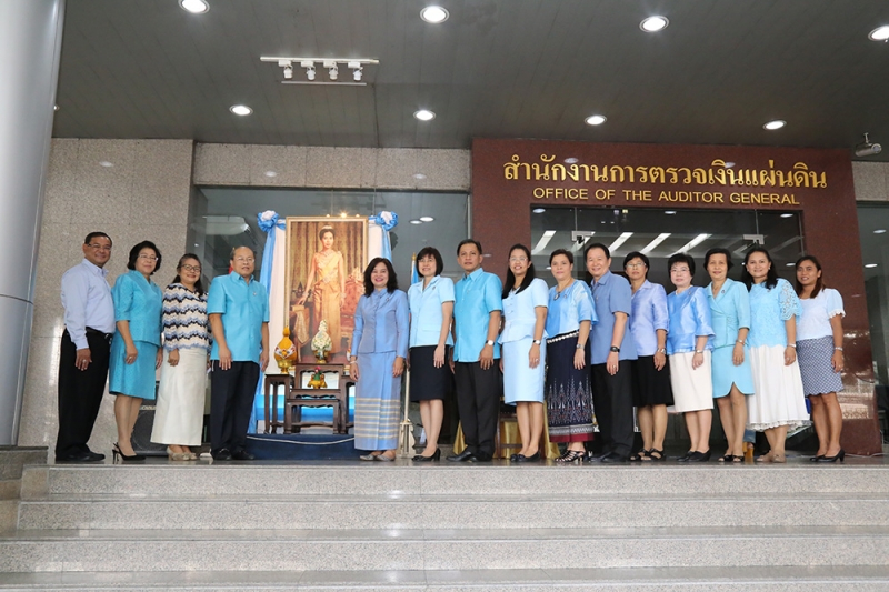 ทำบุญตักบาตรเนื่องในโอกาส 12 สิงหามหาราชินี