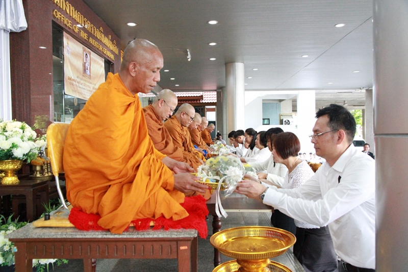 ทำบุญตักบาตรข้าวสารอาหารแห้ง และถวายปัจจัย