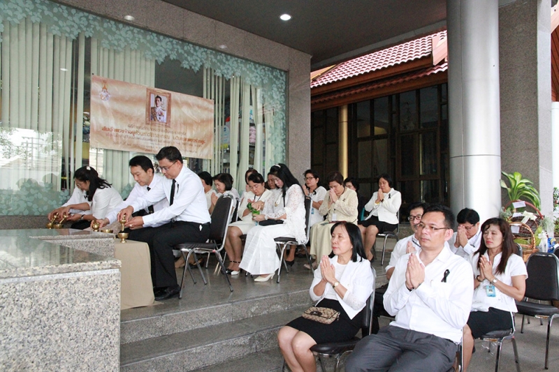 ทำบุญตักบาตรข้าวสารอาหารแห้ง และถวายปัจจัย