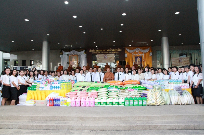 ทำบุญตักบาตรข้าวสารอาหารแห้ง และถวายปัจจัย
