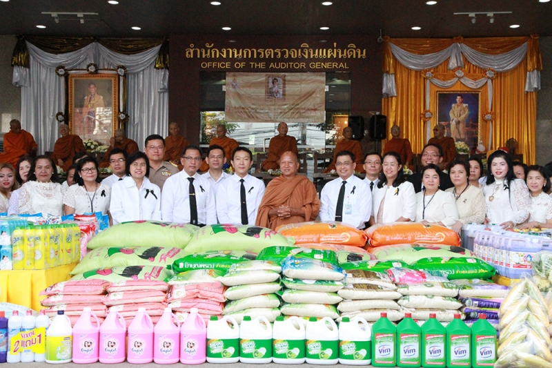 ทำบุญตักบาตรข้าวสารอาหารแห้ง และถวายปัจจัย