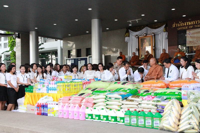 ทำบุญตักบาตรข้าวสารอาหารแห้ง และถวายปัจจัย