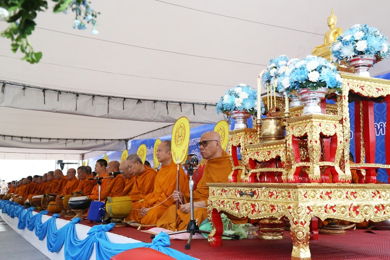 ผตง.ร่วมพิธีเจริญพระพุทธมนต์และตักบาตรวันแม่ ณ สนามหลวง