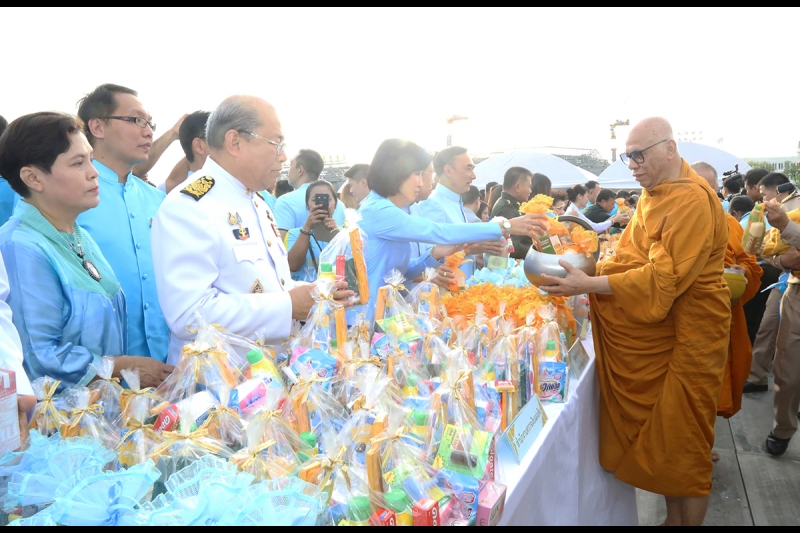 ผตง.ร่วมพิธีเจริญพระพุทธมนต์และตักบาตรวันแม่ ณ สนามหลวง