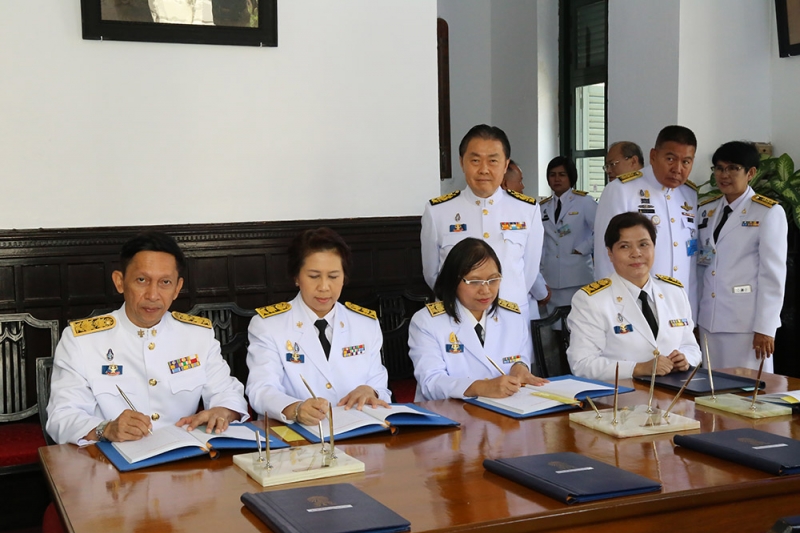 ลงนามถวายพระพรสมเด็จพระนางเจ้าสิริกิติ์ พระบรมราชินีนาถ