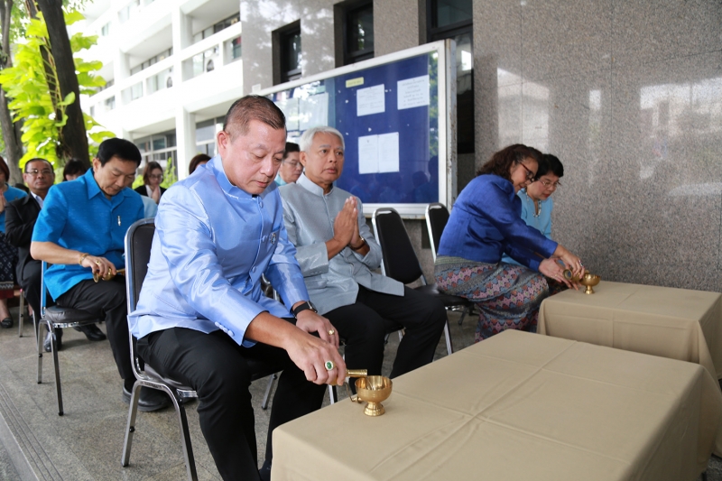 พิธีทำบุญตักบาตรข้าวสารอาหารแห้ง