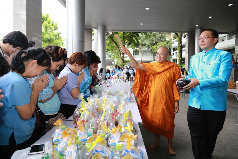 พิธีทำบุญตักบาตรข้าวสารอาหารแห้ง