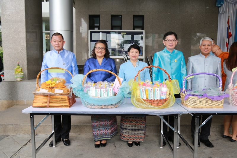 พิธีทำบุญตักบาตรข้าวสารอาหารแห้ง