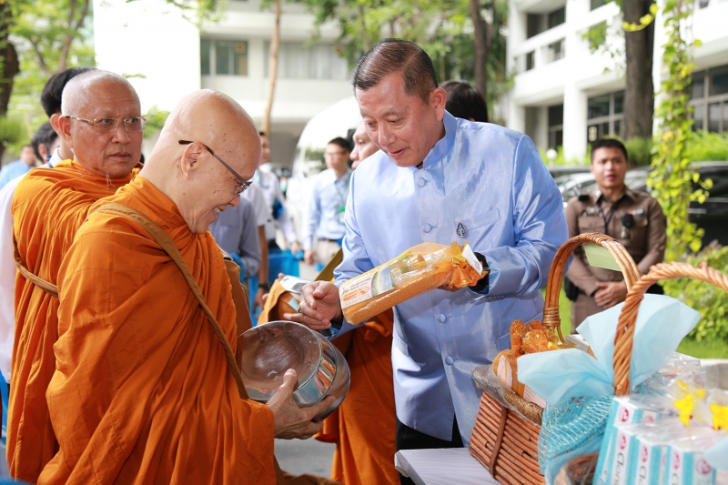 พิธีทำบุญตักบาตรข้าวสารอาหารแห้ง