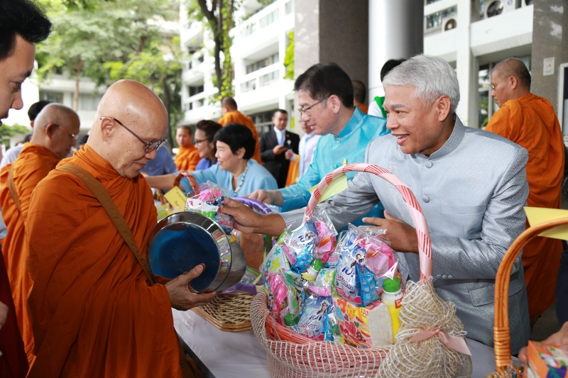 พิธีทำบุญตักบาตรข้าวสารอาหารแห้ง