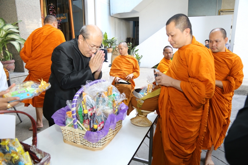 ทำบุญตักบาตรข้าวสารอาหารแห้ง ประจำเดือนเดือนมีนาคม 2560