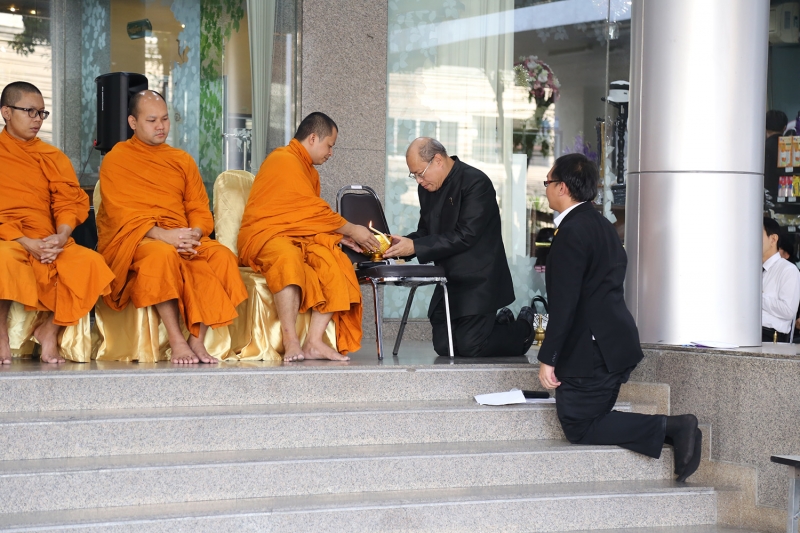ทำบุญตักบาตรข้าวสารอาหารแห้ง ประจำเดือนเดือนมีนาคม 2560