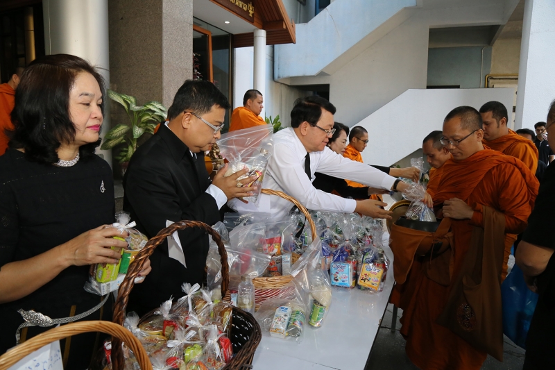 ทำบุญตักบาตรข้าวสารอาหารแห้ง ประจำเดือนเดือนเมษายน 2560